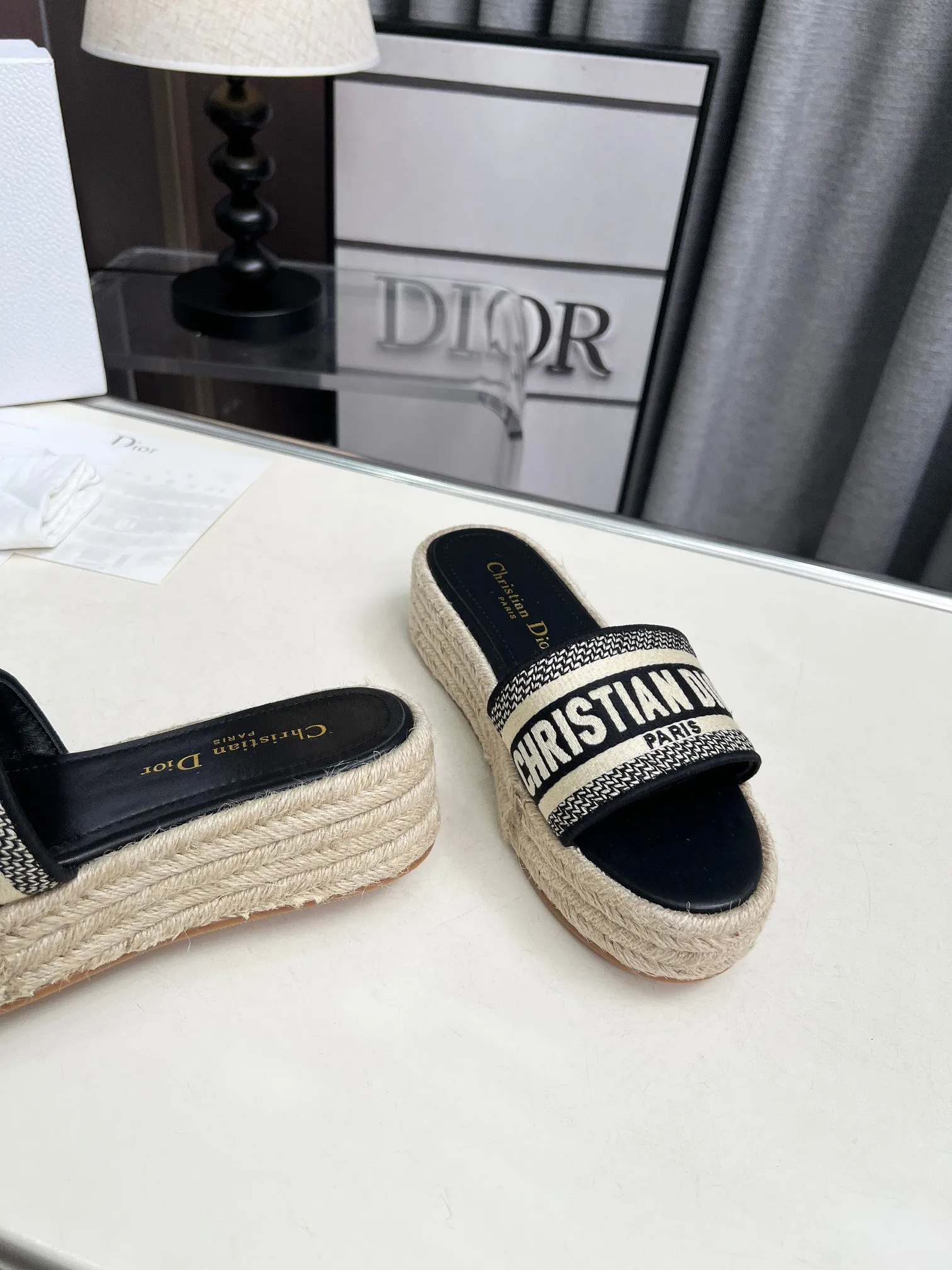 💕💕Factory direct selling price p420💕💕 Dior Dior spring and summer new IVIETA DWAY jelly color flat-bottomed one-slip women's shoes with color matching CD letter logo three-dimensional embroidery thick-soled round toe open-toe slippers. The original version is developed to be the top version on the market. It feels soft and delicate on the feet and is extremely comfortable. Material: Upper imported raffia electric embroidery high-temperature water-soluble cotton technical fabric + water-dyed cowhide foot lining + original consistent combination outsole Outsole: original outsole Size: 35-42 (40.41.42 custom-made, non-refundable and non-exchangeable)